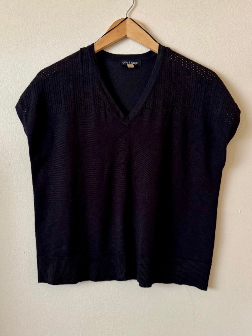 CABLE & GAUGE Black Sleeveless V-neck Sweater Knit Top - M